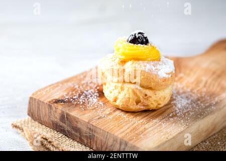 Hausgemachter Zeppole von Saint Joseph auf rustikalem Brett Stockfoto