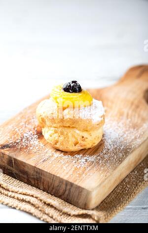 Hausgemachter Zeppole von Saint Joseph auf rustikalem Brett Stockfoto