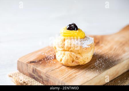 Hausgemachter Zeppole von Saint Joseph auf rustikalem Brett Stockfoto