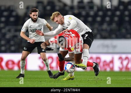 DERBY, ENGLAND. FEB 26th Kamil Jozwiak von Derby County fouls Cafu (18) von Nottingham Forest während des Sky Bet Championship Matches zwischen Derby County und Nottingham Forest im Pride Park, Derby am Freitag, 26th. Februar 2021. (Kredit: Jon Hobley - MI News) Kredit: MI Nachrichten & Sport /Alamy Live Nachrichten Stockfoto