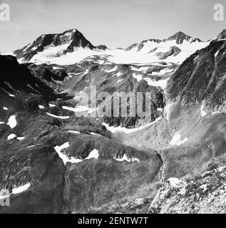 Österreich, Tirol. Das Bild hier ist von einem Gebiet bekannt als die Wilde Grube für die vielen Gräben und Mulden, die vorhanden sind, Blick auf die Schaufel Spitze, links und Stubaier Wilde Spitze, rechts, wie es im Jahr 1968 war Stockfoto