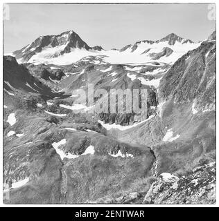 Österreich, Tirol. Das Bild hier ist von einem Gebiet bekannt als die Wilde Grube für die vielen Gräben und Mulden, die vorhanden sind, Blick auf die Schaufel Spitze, links und Stubaier Wilde Spitze, rechts, wie es im Jahr 1968 war Stockfoto