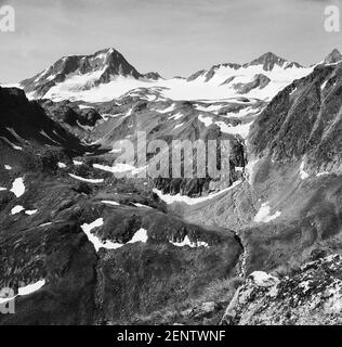 Österreich, Tirol. Das Bild hier ist von einem Gebiet bekannt als die Wilde Grube für die vielen Gräben und Mulden, die vorhanden sind, Blick auf die Schaufel Spitze, links und Stubaier Wilde Spitze, rechts, wie es im Jahr 1968 war Stockfoto