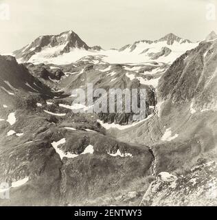 Österreich, Tirol. Das Bild hier ist von einem Gebiet bekannt als die Wilde Grube für die vielen Gräben und Mulden, die vorhanden sind, Blick auf die Schaufel Spitze, links und Stubaier Wilde Spitze, rechts, wie es im Jahr 1968 war Stockfoto