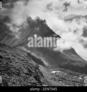 Österreich, Tirol. Diese Bildergruppe zeigt die Stubaier Alpen im Stubaital in der Nähe der Kurorte Fulpmes und Neustift im österreichischen Tirol, nicht weit von der Stadt Innsbruck, wie sie 1968 waren. Das Bild zeigt den Österreichischen Alpenverein, OeAV, Innsbrucker Hütte, benannt nach der österreichischen Stadt Innsbruck mit Blick auf die Berge des Serleskamms. Stockfoto