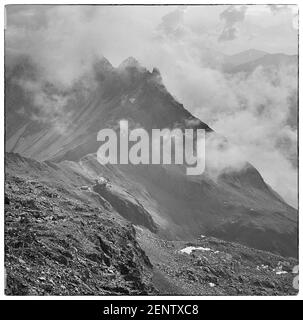 Österreich, Tirol. Diese Bildergruppe zeigt die Stubaier Alpen im Stubaital in der Nähe der Kurorte Fulpmes und Neustift im österreichischen Tirol, nicht weit von der Stadt Innsbruck, wie sie 1968 waren. Das Bild zeigt den Österreichischen Alpenverein, OeAV, Innsbrucker Hütte, benannt nach der österreichischen Stadt Innsbruck mit Blick auf die Berge des Serleskamms. Stockfoto