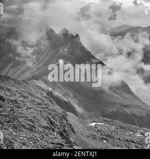 Österreich, Tirol. Diese Bildergruppe zeigt die Stubaier Alpen im Stubaital in der Nähe der Kurorte Fulpmes und Neustift im österreichischen Tirol, nicht weit von der Stadt Innsbruck, wie sie 1968 waren. Das Bild zeigt den Österreichischen Alpenverein, OeAV, Innsbrucker Hütte, benannt nach der österreichischen Stadt Innsbruck mit Blick auf die Berge des Serleskamms. Stockfoto