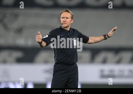 Derby, Großbritannien. Februar 2021, 26th. Schiedsrichter Oliver Langford hält Spiel in Derby, UK am 2/26/2021. (Foto von Mark Cosgrove/News Images/Sipa USA) Quelle: SIPA USA/Alamy Live News Stockfoto