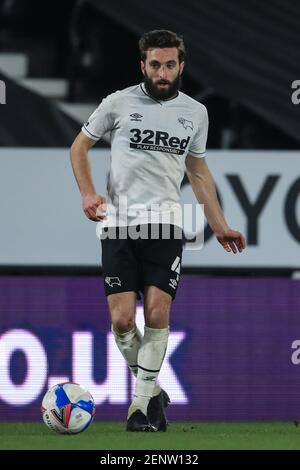 Derby, Großbritannien. Februar 2021, 26th. Graeme Shinnie #4 von Derby County in Aktion während des Spiels in Derby, UK auf 2/26/2021. (Foto von Mark Cosgrove/News Images/Sipa USA) Quelle: SIPA USA/Alamy Live News Stockfoto