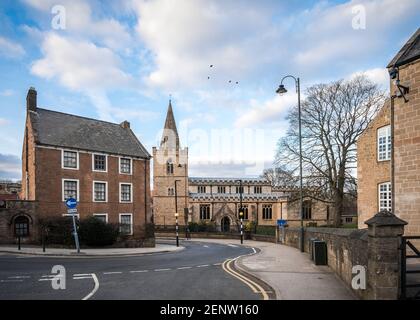 Mansfield UK St. Peters Kirche Stadtzentrum mit Pfarrhaus und Eine Straße durch Dorf Sommer blauen Himmel verlassen Während Sperrbeschränkungen Stockfoto