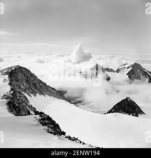 Das Bild hier zeigt den italienischen Alpenverein Sud Tyrol AVS, Becher Haus Hütte Hütte Hütte, benannt nach dem Klumpen des Felsens, auf dem sie sitzt. Der richtige Name der Hütten ist Kaiserin Elisabeth Haus, Sisi, die widerstrebende Prinzessin, Ehefrau von Kaiser Franz Josef, Mutter von Kronprinz Rudolf der von Mayerling Ruhm, der sich und seine Geliebte im Mayerling Wald bei Wien erschossen. Elisabeth würde auch unter tragischen Umständen sterben, weil sie am Ufer des Genfer Sees ermordet würde. Der Kaiser würde an Alter und Erschöpfung des Ersten Weltkrieges im Jahr 1916 sterben. Stockfoto