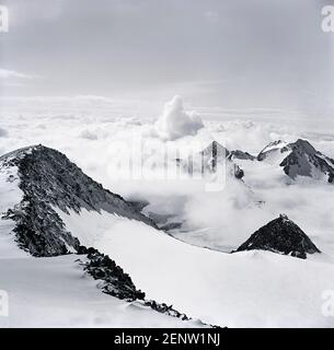 Das Bild hier zeigt den italienischen Alpenverein Sud Tyrol AVS, Becher Haus Hütte Hütte Hütte, benannt nach dem Klumpen des Felsens, auf dem sie sitzt. Der richtige Name der Hütten ist Kaiserin Elisabeth Haus, Sisi, die widerstrebende Prinzessin, Ehefrau von Kaiser Franz Josef, Mutter von Kronprinz Rudolf der von Mayerling Ruhm, der sich und seine Geliebte im Mayerling Wald bei Wien erschossen. Elisabeth würde auch unter tragischen Umständen sterben, weil sie am Ufer des Genfer Sees ermordet würde. Der Kaiser würde an Alter und Erschöpfung des Ersten Weltkrieges im Jahr 1916 sterben. Stockfoto