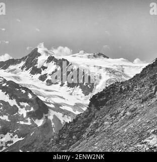 Österreich, Tirol. Auf der mittleren Skyline befindet sich das Zuckerhutl mit 3505m, der höchste Berg der Stubaier Alpen mit dem Wilden Pfaff, dem Wilden Priester links, mit der Masse des Sulzenauer Fernergletschers in der Mitte, wie es 1968 war. Leider sind viele der hier gesehenen Gletscher aufgrund der globalen Erwärmung verschwunden. Stockfoto