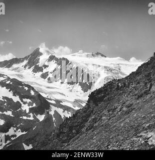 Österreich, Tirol. Auf der mittleren Skyline befindet sich das Zuckerhutl mit 3505m, der höchste Berg der Stubaier Alpen mit dem Wilden Pfaff, dem Wilden Priester links, mit der Masse des Sulzenauer Fernergletschers in der Mitte, wie es 1968 war. Leider sind viele der hier gesehenen Gletscher aufgrund der globalen Erwärmung verschwunden. Stockfoto