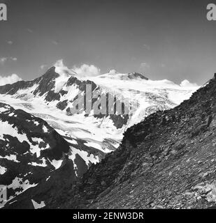 Österreich, Tirol. Auf der mittleren Skyline befindet sich das Zuckerhutl mit 3505m, der höchste Berg der Stubaier Alpen mit dem Wilden Pfaff, dem Wilden Priester links, mit der Masse des Sulzenauer Fernergletschers in der Mitte, wie es 1968 war. Leider sind viele der hier gesehenen Gletscher aufgrund der globalen Erwärmung verschwunden. Stockfoto