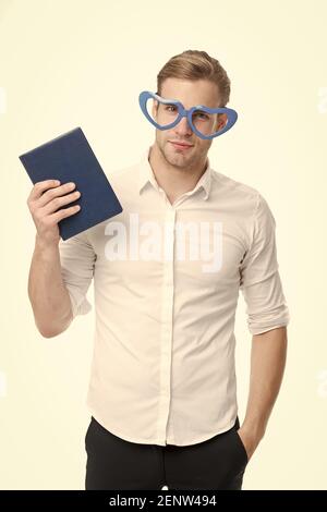 Bookworm und Bibliothekskonzept. In die Poesie verliebt. Student mit Buch. Romantischer Autor. Lehrer lustiger Kerl. Student liest. Buchfreund mit niedlicher Brille. Mann mit Buch. Lernen Sie hart. Stockfoto