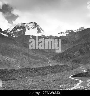 Österreich. Diese Bildergruppe zeigt die Stubaier Alpen im Stubaital in der Nähe der Kurorte Fulpmes und Neustift im österreichischen Tirol, nicht weit von der Stadt Innsbruck, wie sie 1968 waren. Das Bild hier ist in der Nähe des Deutschen Alpenvereins, DAV, Dresdner Hütte Hütte Hütte, benannt nach der norddeutschen Stadt Dresden, Das Hotel liegt am Fuße des Stubaitals mit Blick auf den Schaufel Spitze Berg, bevor die Gegend noch unberührt war, bevor es von der Stubaier Gletschergesellschaft zu einem Skigebiet entwickelt wurde, das heute mit Schlepppylonen, Restaurants und Cafés übersät ist. Stockfoto