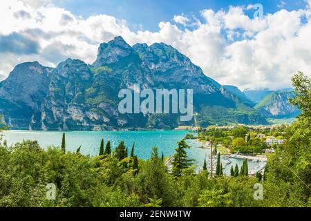 Luftaufnahme in der beliebten touristischen Wahrzeichen Riva del Garda Village am Gardasee, Italien. an einem schönen Sommertag. Blaues Wasser, Felsen, Berge, su Stockfoto