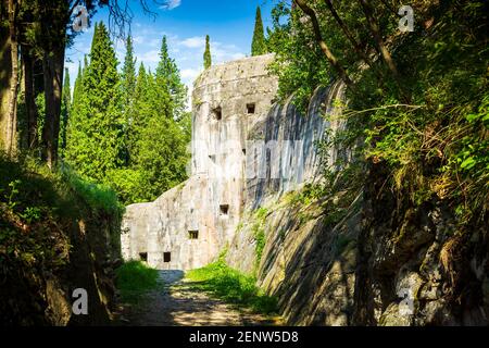 Die Ruinen der Festung einen Bunker in der Nähe von Riva del Garda, Italien. Beliebte land Mark und eine schöne Wanderung in den Bergen mit herrlichem Blick auf den See. Stockfoto