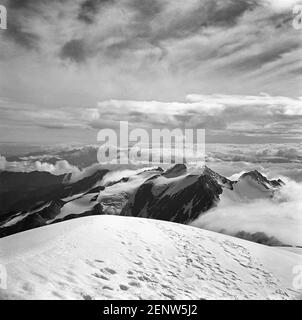 Österreich, Tirol. Diese Szene blickt auf die Berge des Feuersteins, die Feuersteinberge, die wegen ihrer hängenden Gletscher, wie sie 1968 waren, zu den schönsten der Stubaier Berge zählt. Leider sind die hier gesehenen hängenden Gletscher aufgrund der globalen Erwärmung verschwunden, alles, was übrig bleibt, sind nur noch einige Schneeflecken. Stockfoto