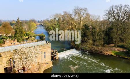 Blick auf den Fluss Avon von Warwick Castle, einem Fort aus dem 12th. Jahrhundert und einer mittelalterlichen Burg in Warwick, mit Blick auf Wehr und Water Mill House Stockfoto