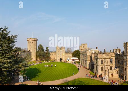 Blick vom Burghügel auf den Innenhof (zentraler Innenhof) von Warwick Castle, einem Fort aus dem 12th. Jahrhundert und einer mittelalterlichen Burg Stockfoto