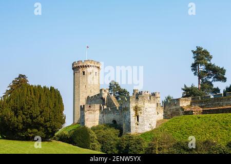 Blick auf Guy's Tower, Teil der Mauern von Warwick Castle, eine Festung aus dem 12th. Jahrhundert und eine mittelalterliche Burg Stockfoto