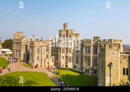 Blick vom Burghügel auf den Innenhof (zentraler Innenhof) von Warwick Castle, einem Fort aus dem 12th. Jahrhundert und einer mittelalterlichen Burg Stockfoto