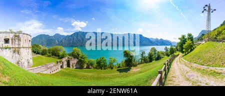 Panoramablick auf die schöne Landschaft der Idrosee Rocca d'Anfo Italien, Ruinen einer alten Bunker. Bewölkten Sommertag, bunte Szene mit hoher Auflösung. Stockfoto