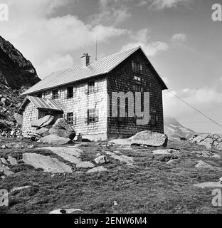 Österreich, Tirol. Diese Bildergruppe zeigt die Stubaier Alpen im Stubaital des österreichischen Tirols, nicht weit von der Stadt Innsbruck entfernt, wie sie es 1968 waren. Das Bild zeigt den Deutschen Alpenverein DAV, die Bremer Hütte, benannt nach der norddeutschen Stadt Bremen, am Kopf des Obernbergtals in der Nähe der Stadt Steinach am Brenner. Stockfoto