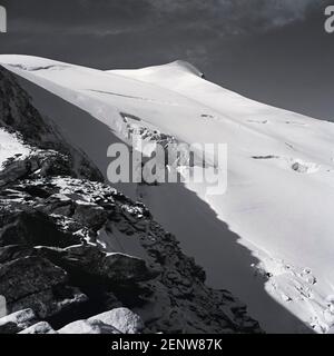 Österreich, Tirol. Dies ist der Wilde Freiger mit 3414m, wie es 1968 war, der als der schönste aller Stubaier Berge gilt. Leider ist der Gletscher, den Sie hier sehen, aufgrund der globalen Erwärmung mittlerweile sehr viel verschwunden. Stockfoto