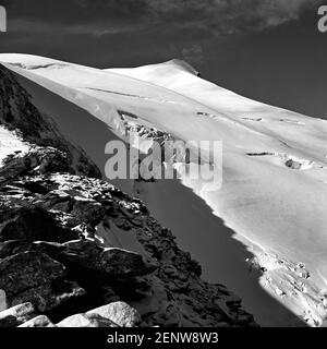 Österreich, Tirol. Dies ist der Wilde Freiger mit 3414m, wie es 1968 war, der als der schönste aller Stubaier Berge gilt. Leider ist der Gletscher, den Sie hier sehen, aufgrund der globalen Erwärmung mittlerweile sehr viel verschwunden. Stockfoto