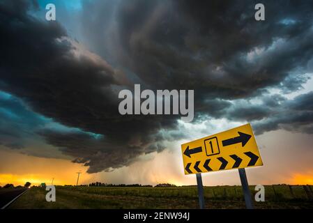 Stürmischer Himmel in der Landschaft von Pampas, Provinz La Pampa, Patagonien, Argentinien. Stockfoto