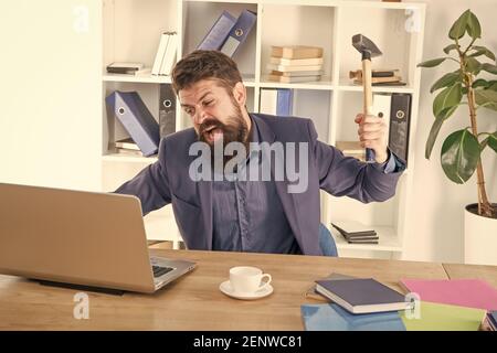 Laptop zerstören. Hasserfüllte Arbeit. Computer defekt. Verrückter Manager. Ärgerter Benutzer. Langsame Internetverbindung. Veraltete Software. Computerverzögerung. Nachschlagsystem. Hasse Büroroutine. Mann bärtig zerquetschen Computer. Stockfoto