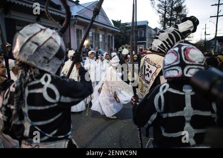 Die Schädel- und Knochenbande mit den Mystic Seven Sisters in den Straßen des New Orleans Mardi Gras Morgen bei Sonnenaufgang. Stockfoto