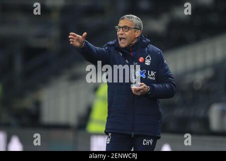 Derby, Großbritannien. Februar 2021, 26th. Chris Hughton Manager von Nottingham Forest gibt seine Teaminstruktionen in Derby, Großbritannien am 2/26/2021. (Foto von Mark Cosgrove/News Images/Sipa USA) Quelle: SIPA USA/Alamy Live News Stockfoto