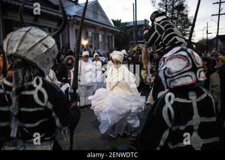 Die Schädel- und Knochenbande mit den Mystic Seven Sisters in den Straßen des New Orleans Mardi Gras Morgen bei Sonnenaufgang. Stockfoto