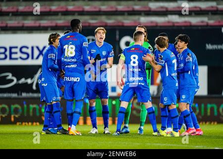 CHARLEROI, BELGIEN - FEBRUAR 26: Torhüter Remy Descamps von Charleroi, Ognjen Vranjes von Charleroi, Jules van Cleemput von Charleroi, Jordan Botaka von Charleroi, Ali Gholizadeh von Charleroi, Kaveh Rezaei von Charleroi, Joris Kayembe von Charleroi, Doraleroi von Charleroi, Marco von Gillaimeroi, von Charleroi und von Charleil Massimo Bruno von Charleroi während des belgischen Pro League-Spiels zwischen Charleroi und KRC Genk am 26. Februar 2021 in Charleroi, Belgien (Foto: Jeroen Meeuwsen/Orange Pictures) Stockfoto