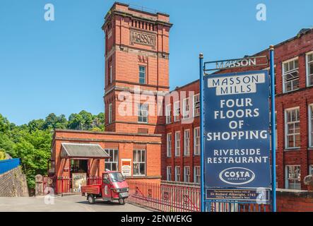 Arkwright's imposante Masson Mill aus rotem Backstein ist eine wasserbetriebene Baumwolle Spinnerei River Derwent in Matlock Bath Stockfoto