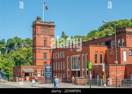 Arkwright's imposante Masson Mill aus rotem Backstein ist eine wasserbetriebene Baumwolle Spinnerei River Derwent in Matlock Bath Stockfoto