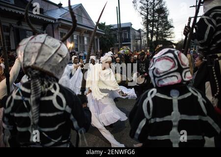 Die Schädel- und Knochenbande mit den Mystic Seven Sisters in den Straßen des New Orleans Mardi Gras Morgen bei Sonnenaufgang. Stockfoto