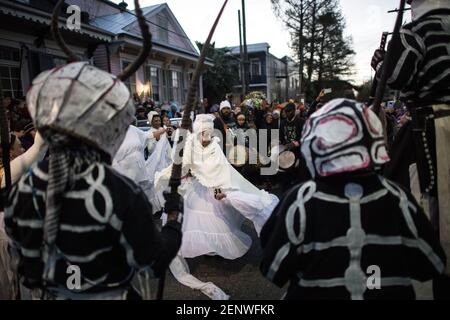 Die Schädel- und Knochenbande mit den Mystic Seven Sisters in den Straßen des New Orleans Mardi Gras Morgen bei Sonnenaufgang. Stockfoto