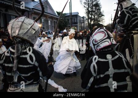 Die Schädel- und Knochenbande mit den Mystic Seven Sisters in den Straßen des New Orleans Mardi Gras Morgen bei Sonnenaufgang. Stockfoto