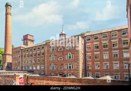 Arkwright's imposante Masson Mill aus rotem Backstein ist eine wasserbetriebene Baumwollspinnerei am Westufer des Flusses Derwent in Matlock Bath, der Stockfoto