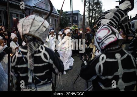 Die Schädel- und Knochenbande mit den Mystic Seven Sisters in den Straßen des New Orleans Mardi Gras Morgen bei Sonnenaufgang. Stockfoto