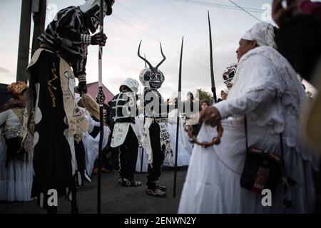 Die Schädel- und Knochenbande mit den Mystic Seven Sisters in den Straßen des New Orleans Mardi Gras Morgen bei Sonnenaufgang. Stockfoto