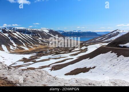 Verschneite Berglandschaft in den Westfjorden, Island Stockfoto