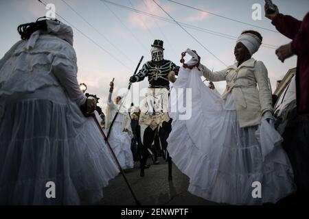 Die Schädel- und Knochenbande mit den Mystic Seven Sisters in den Straßen des New Orleans Mardi Gras Morgen bei Sonnenaufgang. Stockfoto