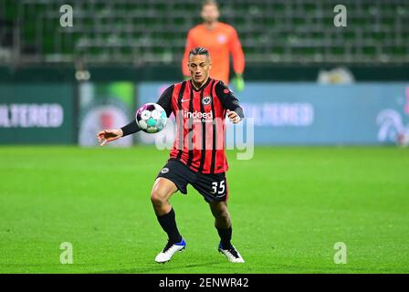 Bremen, Deutschland. 26th Feb, 2021. firo Fußball: Fuvuball: 02.26.2021 Bundesliga 1: SV Werder Bremen - SG Eintracht Frankfurt Tuta (Frankfurt), SINGLE ACTION Quelle: dpa/Alamy Live News Stockfoto