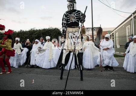 Die Schädel- und Knochenbande mit den Mystic Seven Sisters in den Straßen des New Orleans Mardi Gras Morgen bei Sonnenaufgang. Stockfoto